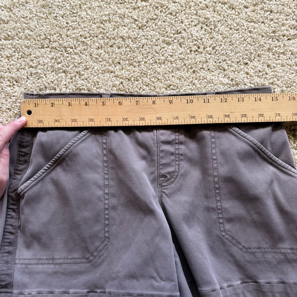 SPANX Women's Gray Cargo Shorts - Picture 5 of 7